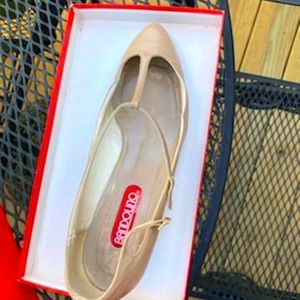 Bandolino T strap pumps